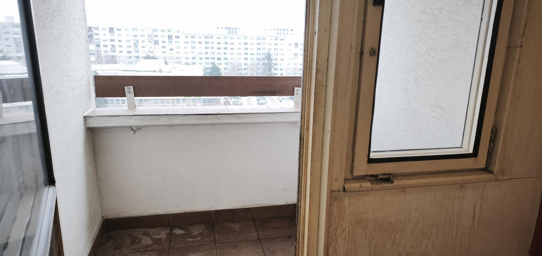 Na predaj vyprataný 2 izbový byt 50 m2, v pôvodnom stave v skvelej lokalite KVP, Jasuschova ulica