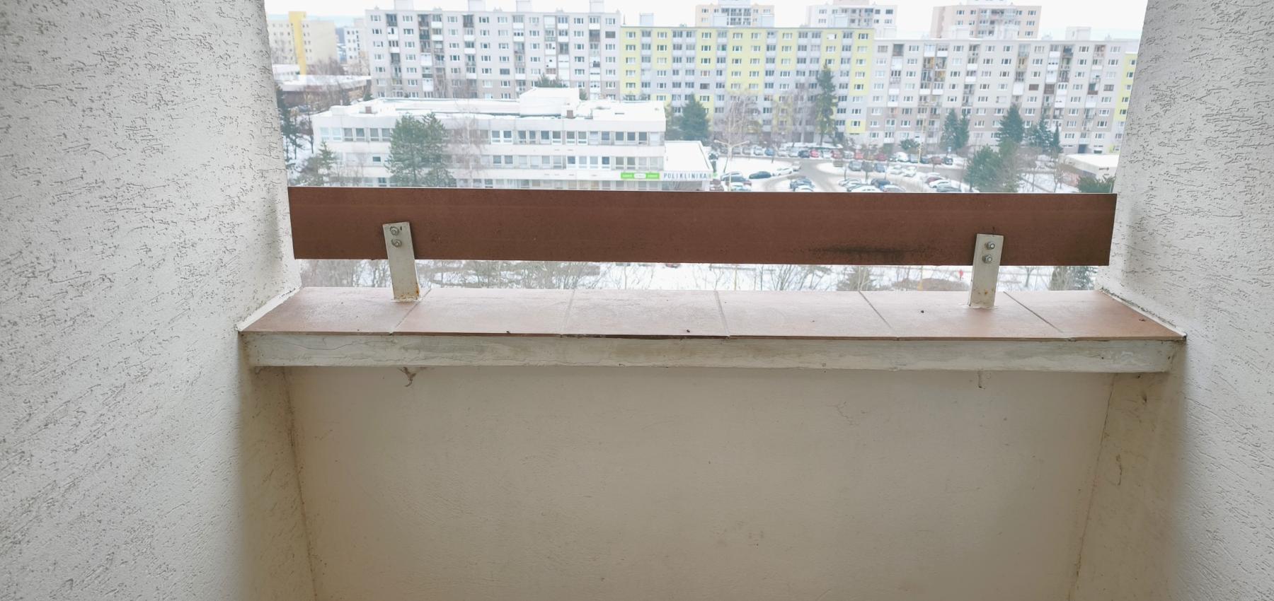 Na predaj vyprataný 2 izbový byt 50 m2, v pôvodnom stave v skvelej lokalite KVP, Jasuschova ulica