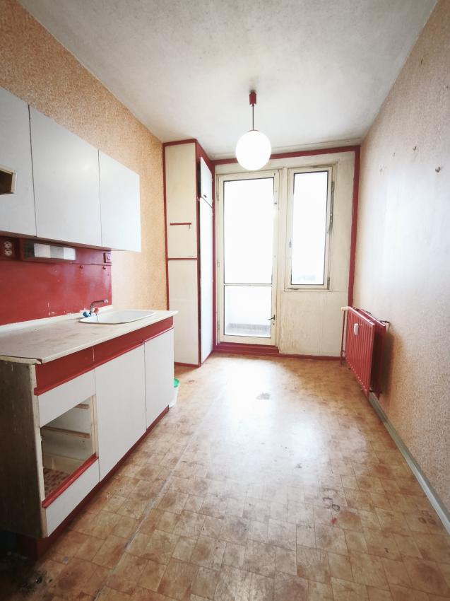 Na predaj vyprataný 2 izbový byt 50 m2, v pôvodnom stave v skvelej lokalite KVP, Jasuschova ulica