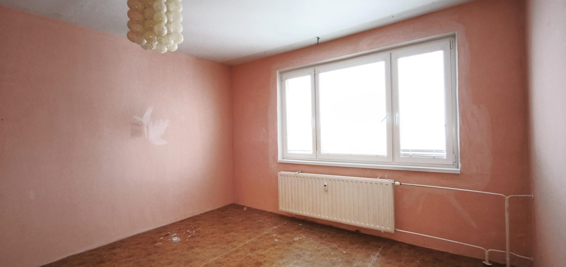 Na predaj vyprataný 2 izbový byt 50 m2, v pôvodnom stave v skvelej lokalite KVP, Jasuschova ulica