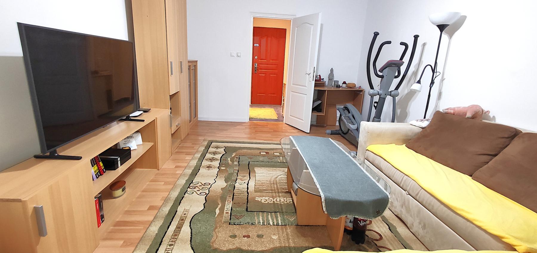 Na predaj 2,5 izbový byt Sekčov Martina Benku, 59 m2, zariadený, prenajatý, s balkónom.