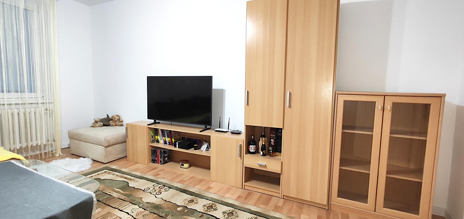 Na predaj 2,5 izbový byt Sekčov Martina Benku, 59 m2, zariadený, prenajatý, s balkónom.