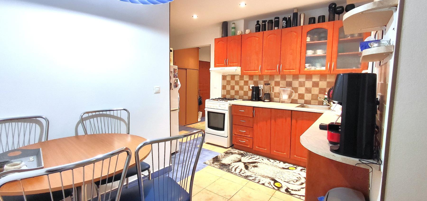 Na predaj 2,5 izbový byt Sekčov Martina Benku, 59 m2, zariadený, prenajatý, s balkónom.