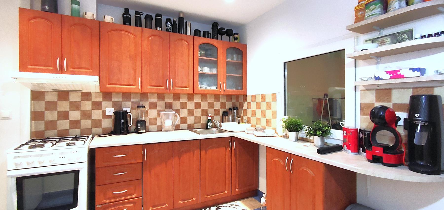 Na predaj 2,5 izbový byt Sekčov Martina Benku, 59 m2, zariadený, prenajatý, s balkónom.