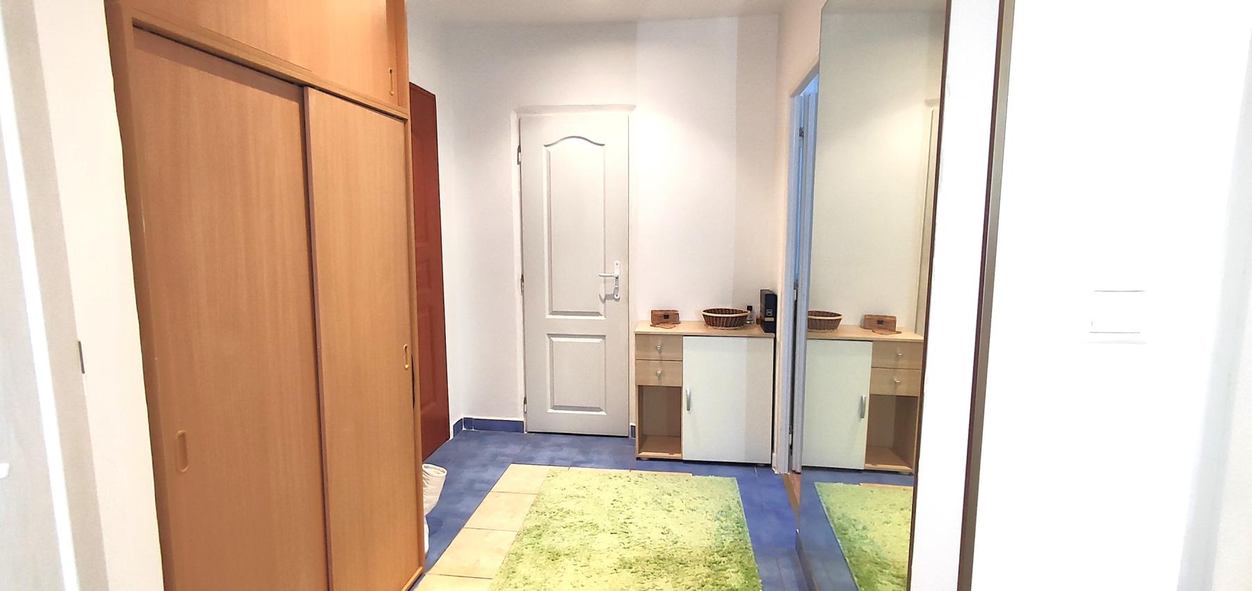 Na predaj 2,5 izbový byt Sekčov Martina Benku, 59 m2, zariadený, prenajatý, s balkónom.