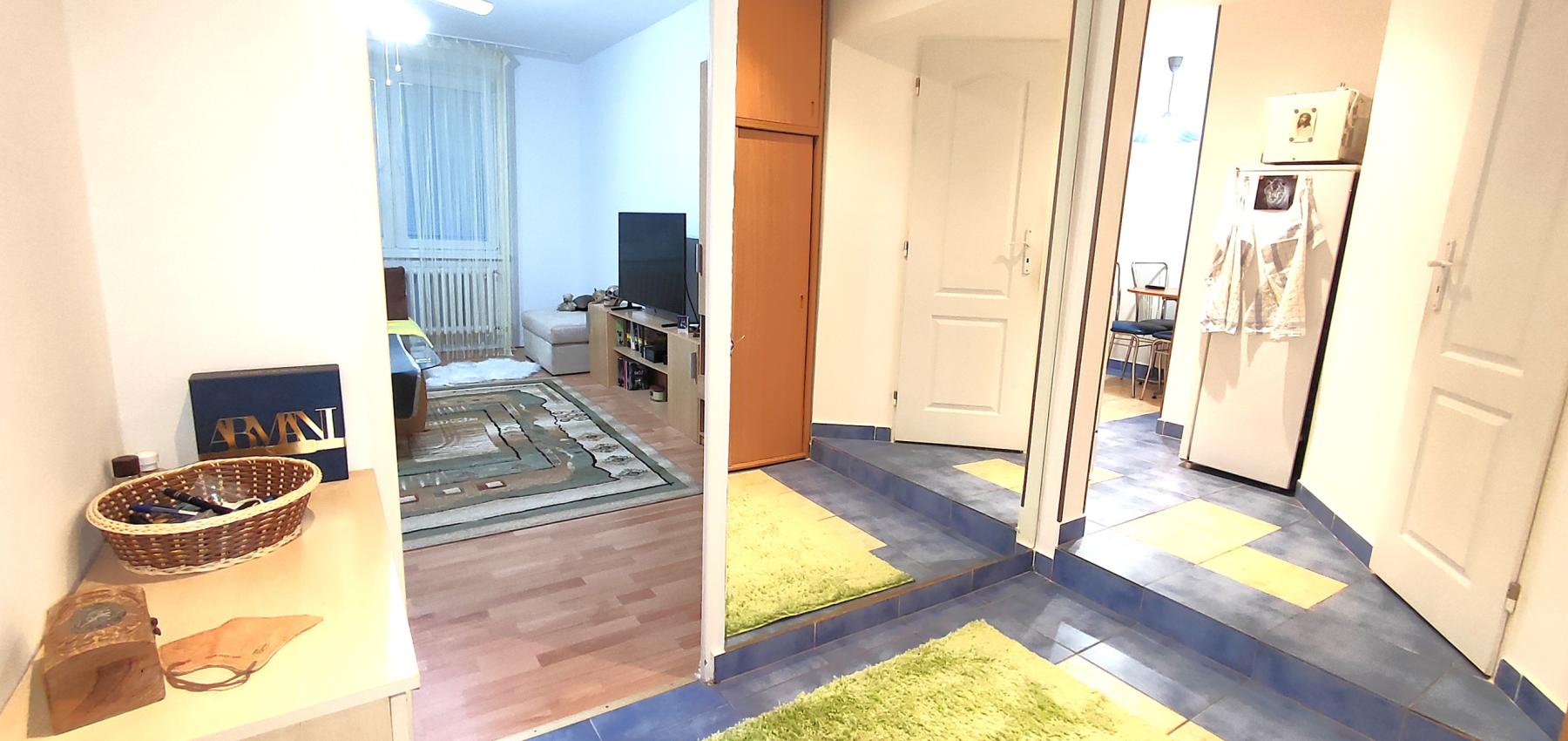 Na predaj 2,5 izbový byt Sekčov Martina Benku, 59 m2, zariadený, prenajatý, s balkónom.