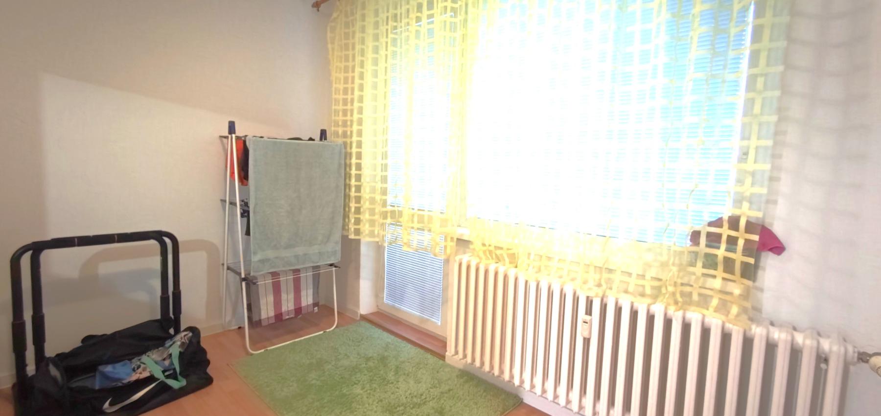 Na predaj 2,5 izbový byt Sekčov Martina Benku, 59 m2, zariadený, prenajatý, s balkónom.