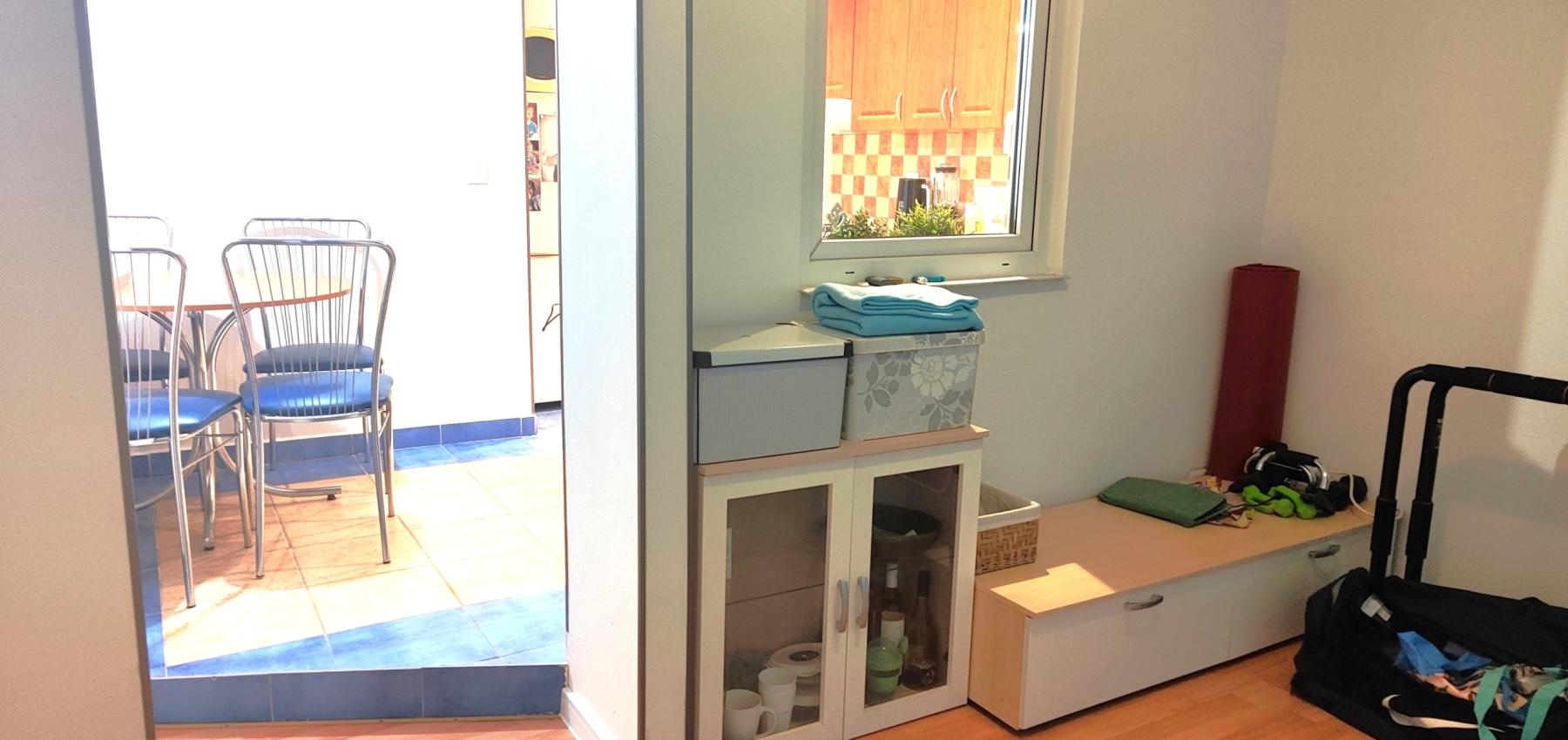 Na predaj 2,5 izbový byt Sekčov Martina Benku, 59 m2, zariadený, prenajatý, s balkónom.