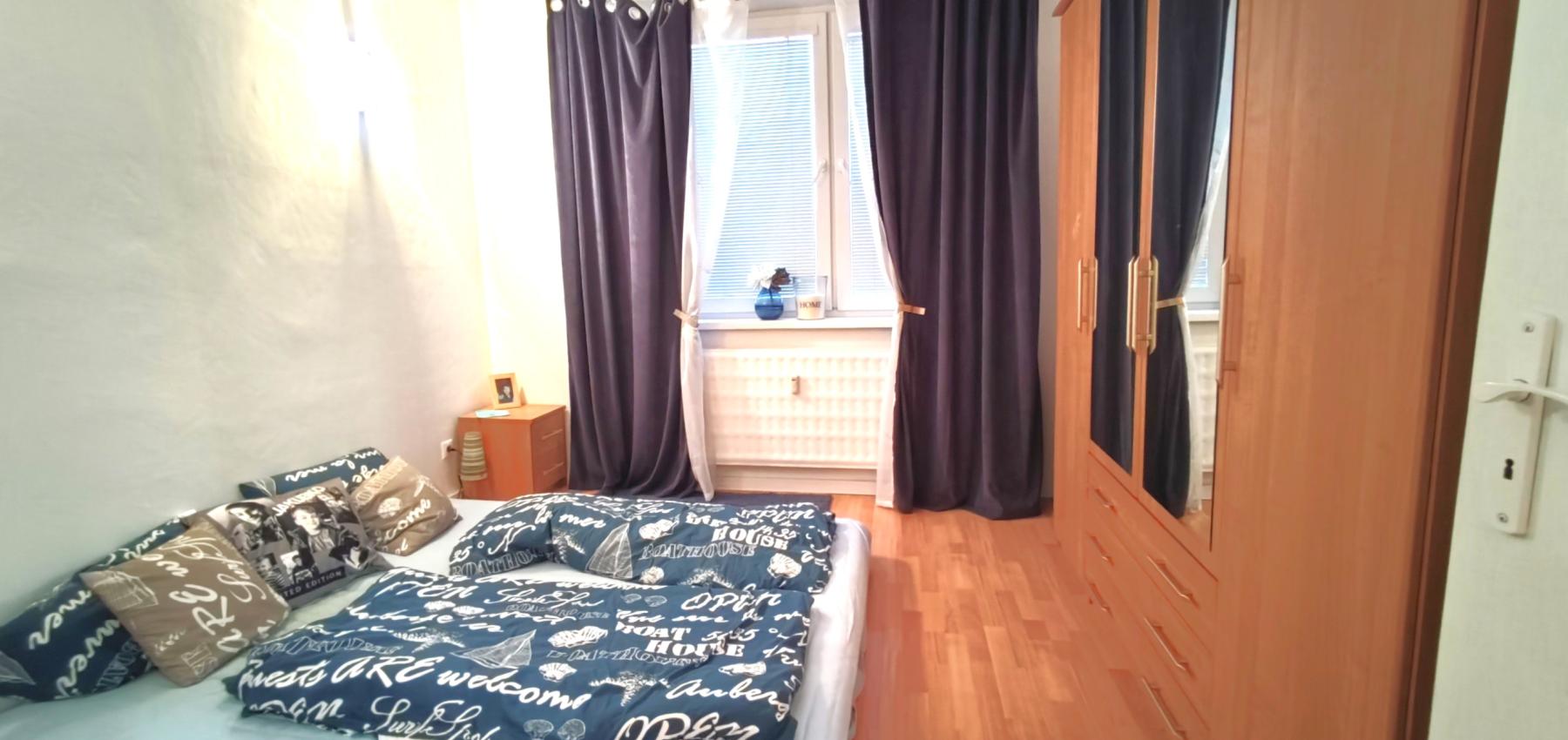 Na predaj 2,5 izbový byt Sekčov Martina Benku, 59 m2, zariadený, prenajatý, s balkónom.