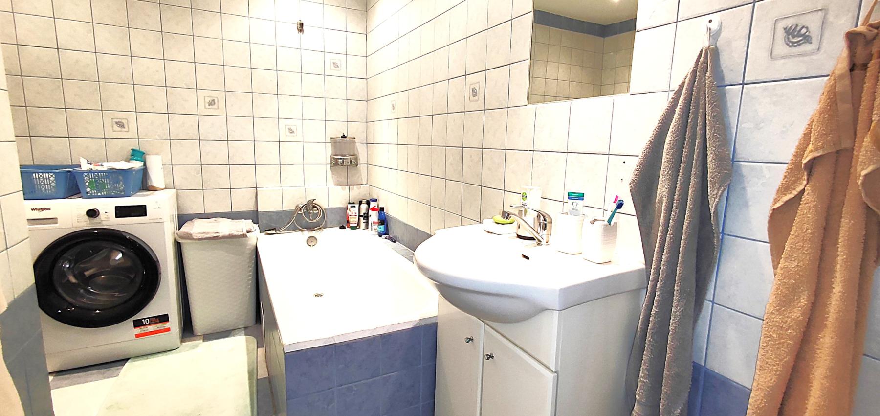 Na predaj 2,5 izbový byt Sekčov Martina Benku, 59 m2, zariadený, prenajatý, s balkónom.