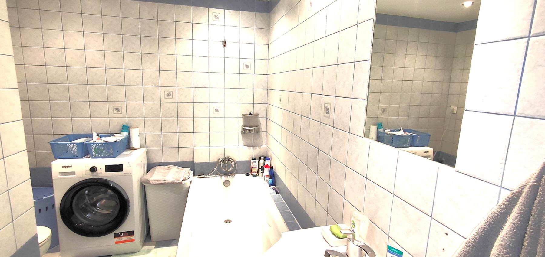 Na predaj 2,5 izbový byt Sekčov Martina Benku, 59 m2, zariadený, prenajatý, s balkónom.