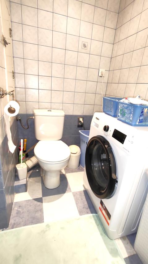 Na predaj 2,5 izbový byt Sekčov Martina Benku, 59 m2, zariadený, prenajatý, s balkónom.