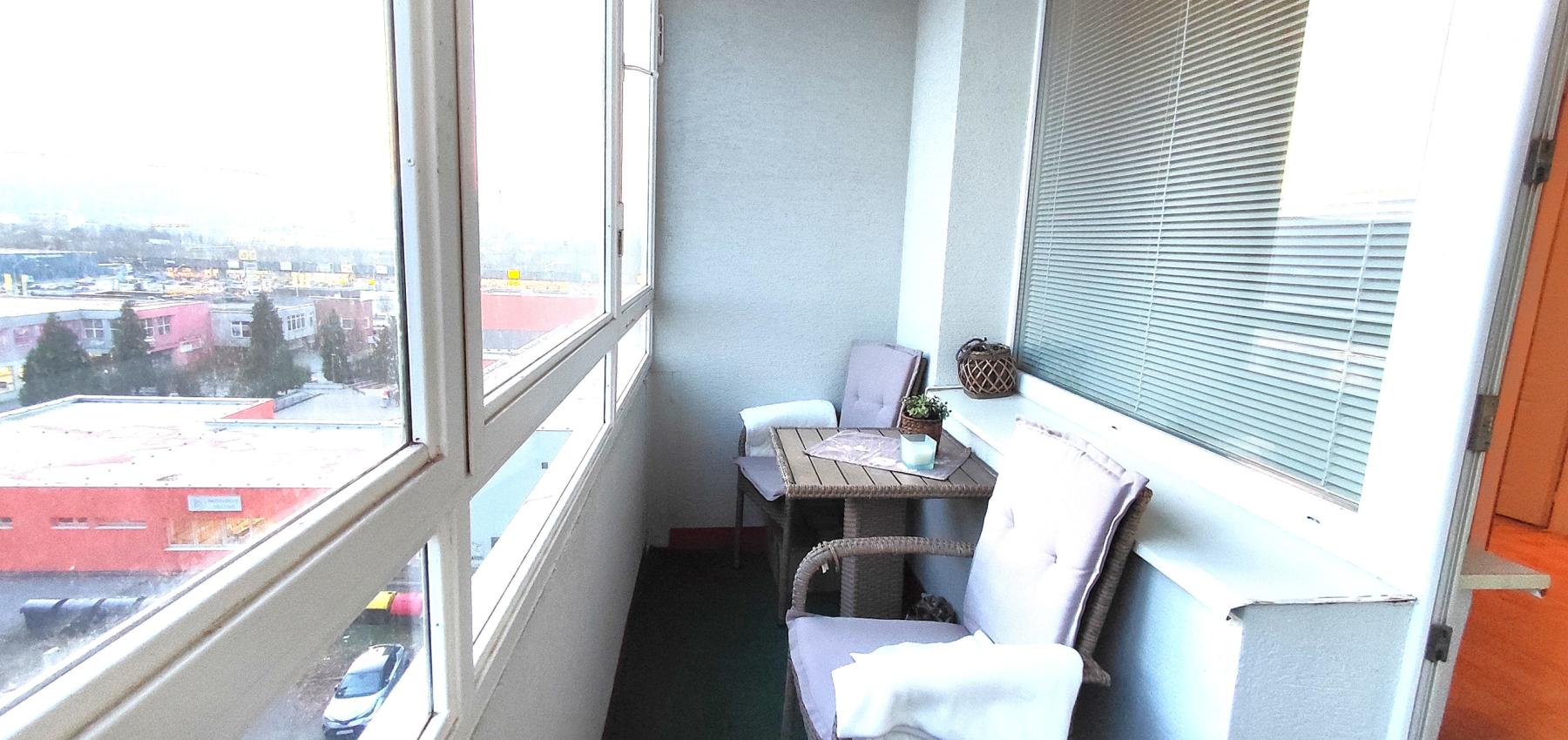 Na predaj 2,5 izbový byt Sekčov Martina Benku, 59 m2, zariadený, prenajatý, s balkónom.