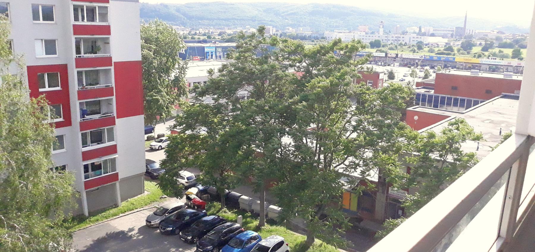 Na predaj 2,5 izbový byt Sekčov Martina Benku, 59 m2, zariadený, prenajatý, s balkónom.