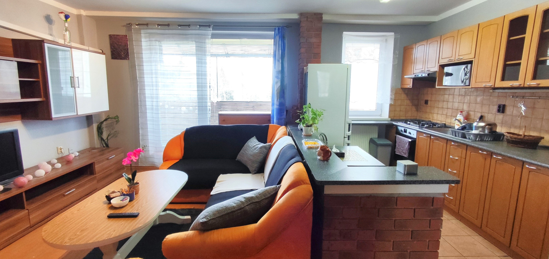 Voľný ihneď.....2 izbový byt Levočská ulica, vlastné kúrenie, balkón, zariadený