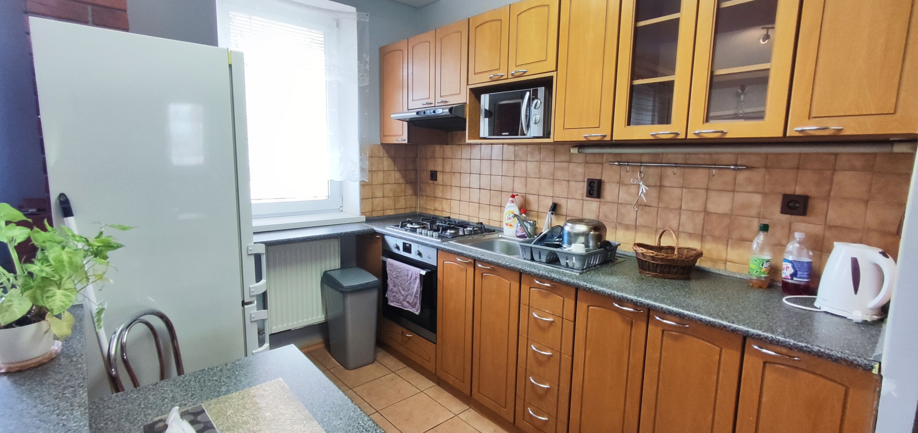 Voľný ihneď.....2 izbový byt Levočská ulica, vlastné kúrenie, balkón, zariadený