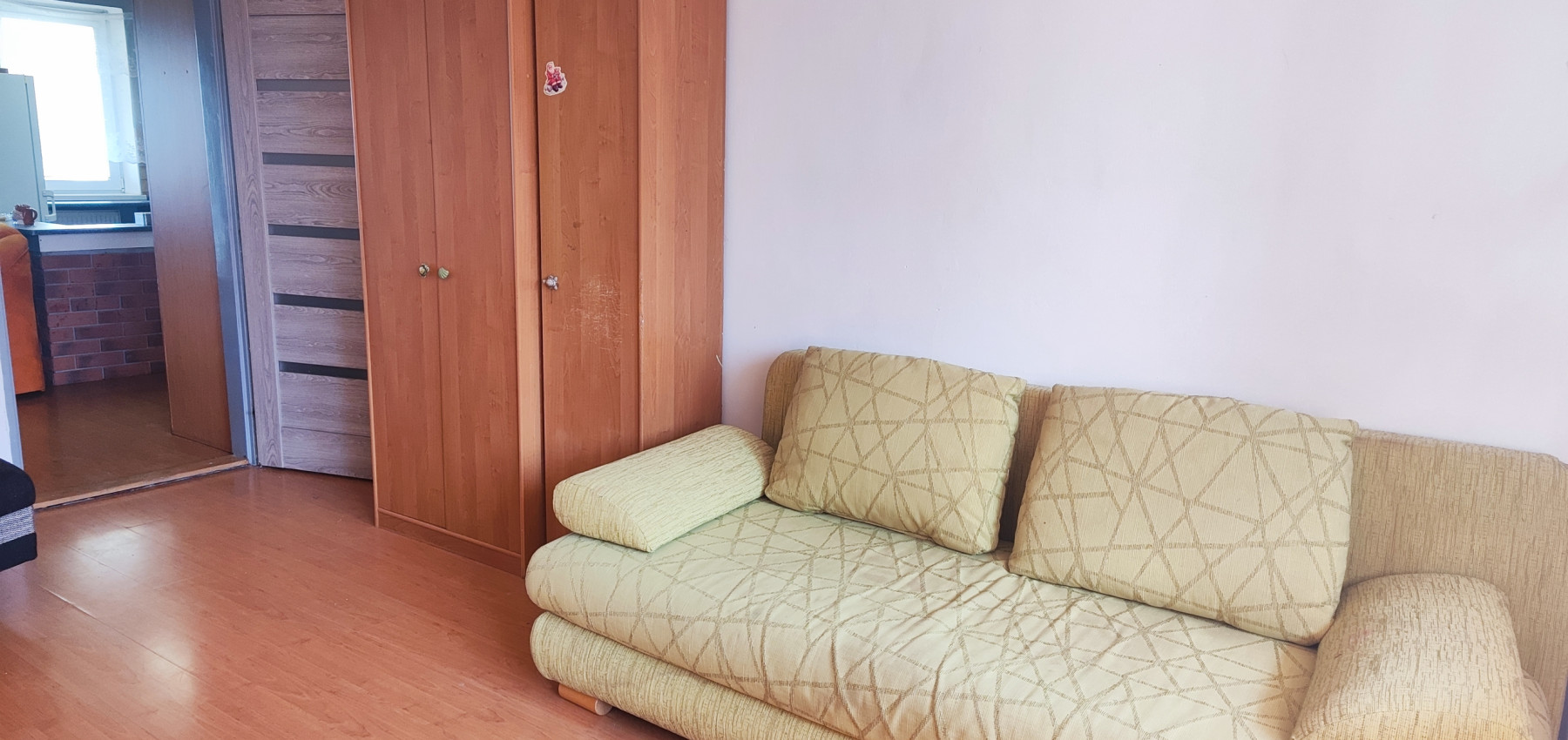 Voľný ihneď.....2 izbový byt Levočská ulica, vlastné kúrenie, balkón, zariadený