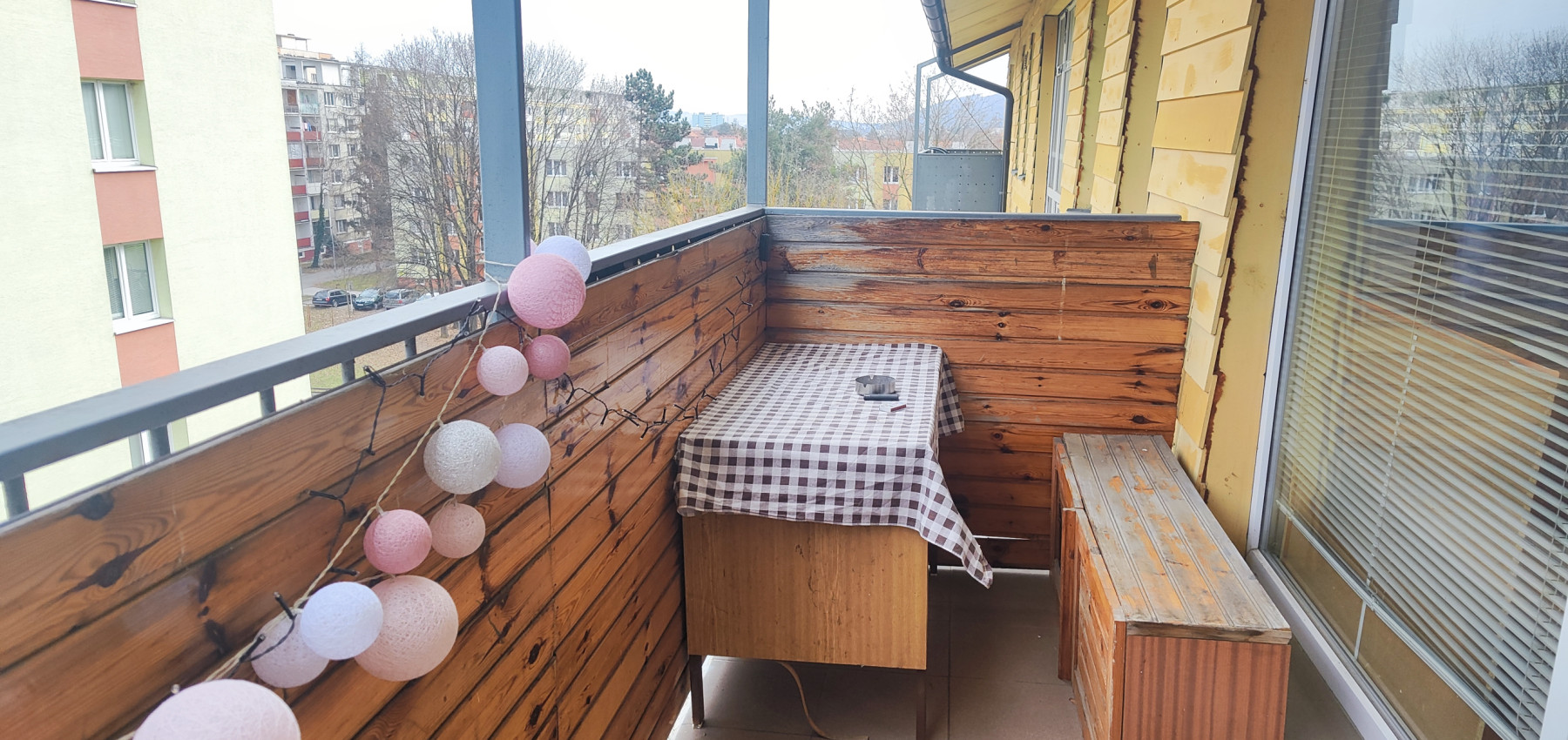 Voľný ihneď.....2 izbový byt Levočská ulica, vlastné kúrenie, balkón, zariadený