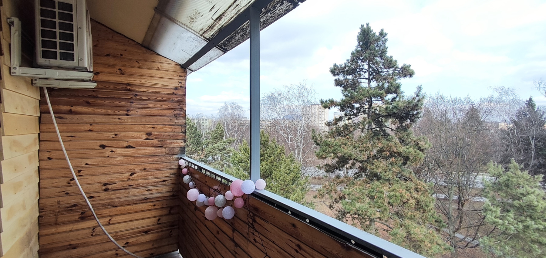 Voľný ihneď.....2 izbový byt Levočská ulica, vlastné kúrenie, balkón, zariadený