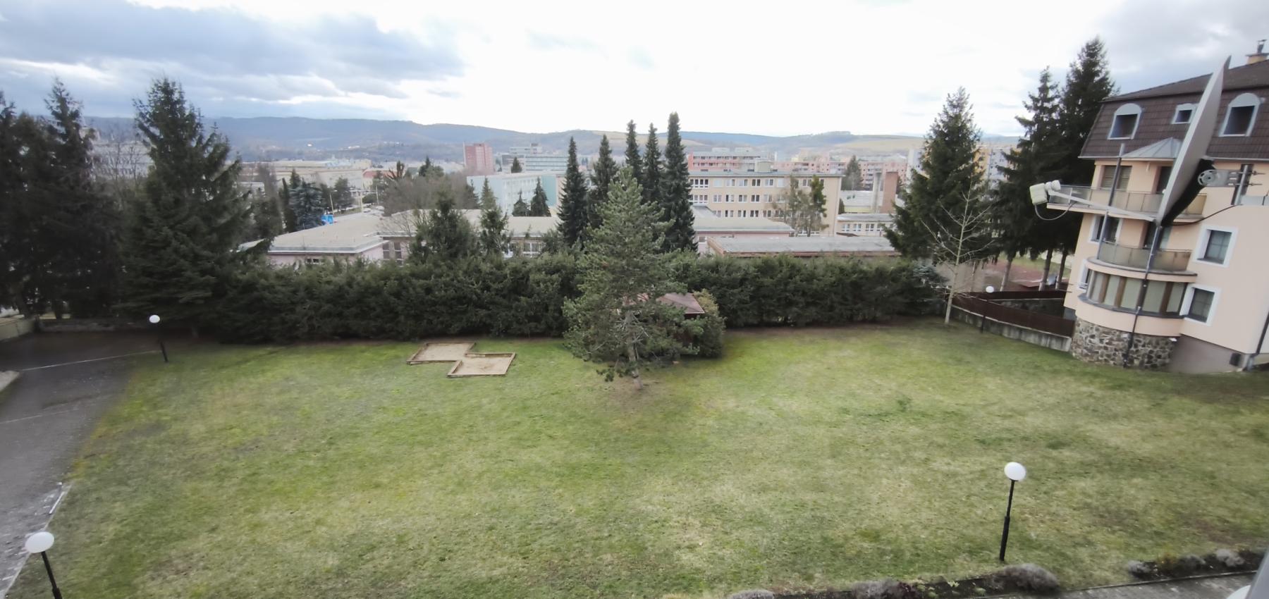 Ihneď voľný 3 izbový priestranný byt s veľkým balkónom, Veselá ulica, zariadený