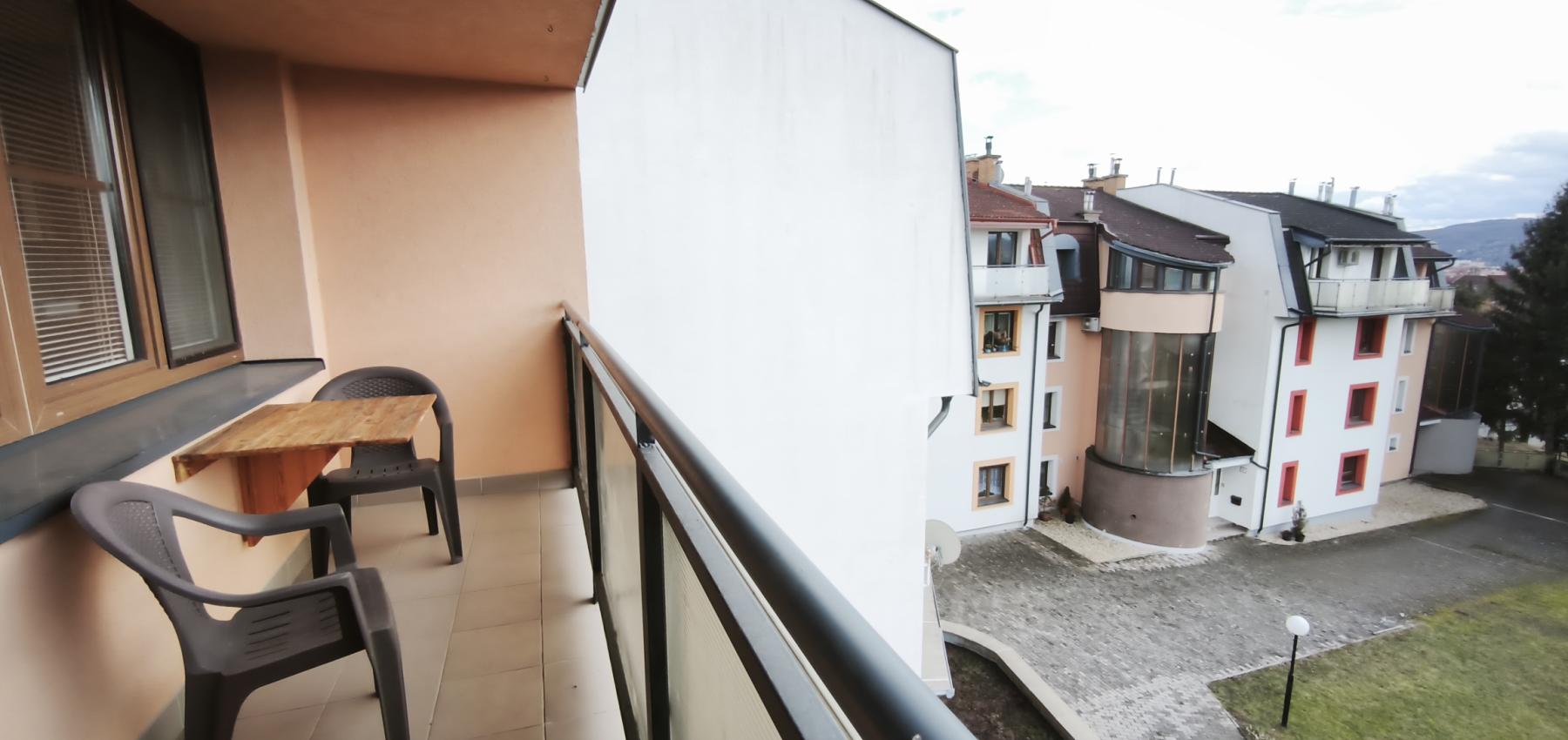 Ihneď voľný 3 izbový priestranný byt s veľkým balkónom, Veselá ulica, zariadený