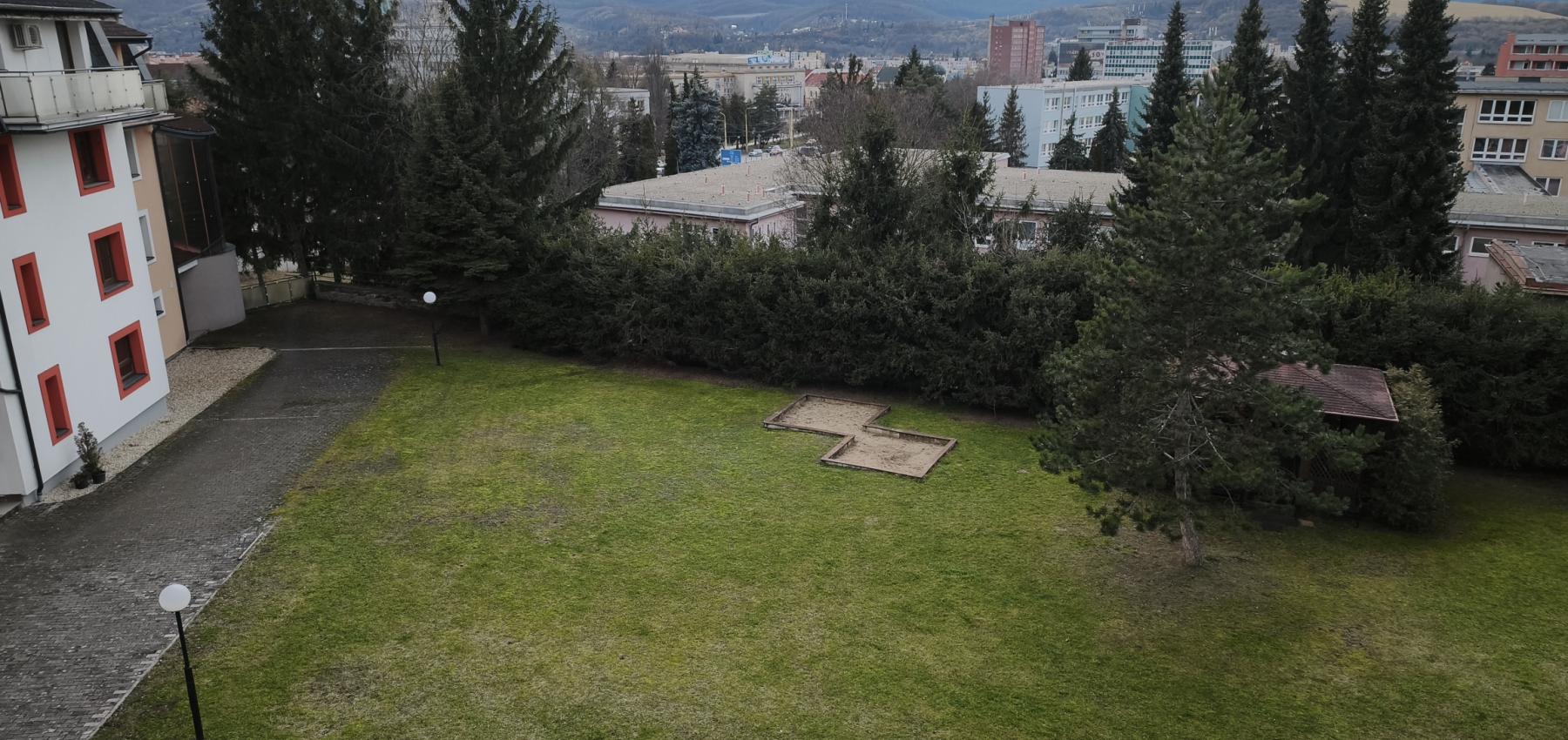 Ihneď voľný 3 izbový priestranný byt s veľkým balkónom, Veselá ulica, zariadený