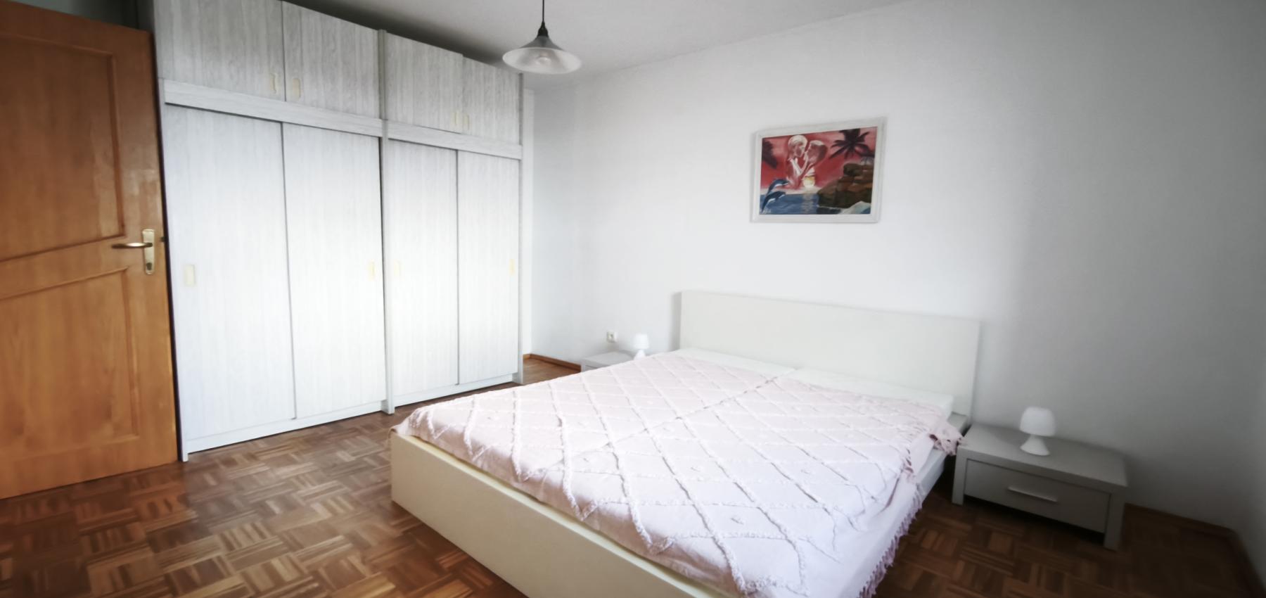 Ihneď voľný 3 izbový priestranný byt s veľkým balkónom, Veselá ulica, zariadený