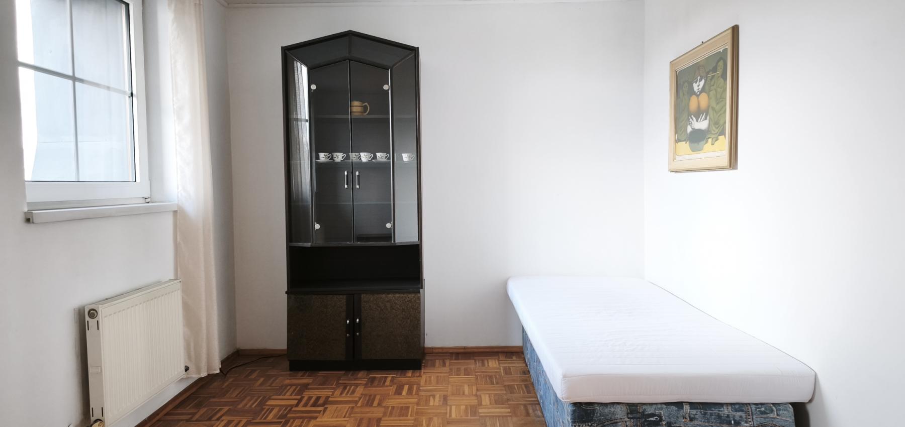 Ihneď voľný 3 izbový priestranný byt s veľkým balkónom, Veselá ulica, zariadený