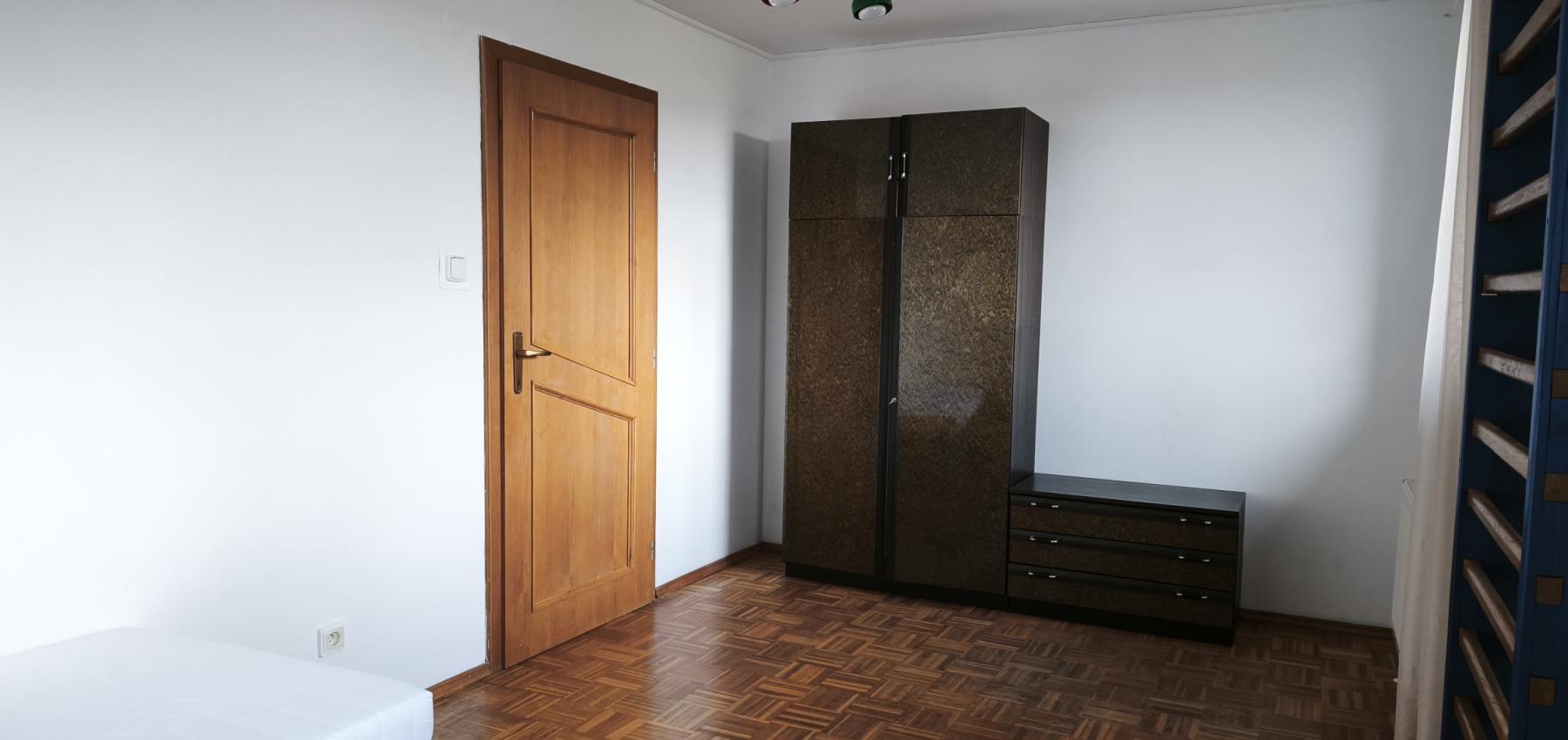 Ihneď voľný 3 izbový priestranný byt s veľkým balkónom, Veselá ulica, zariadený