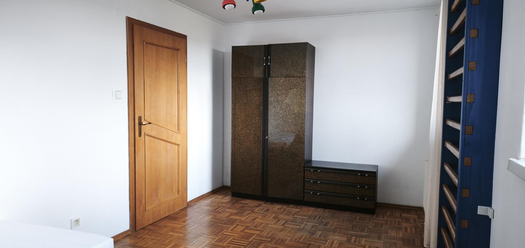 Ihneď voľný 3 izbový priestranný byt s veľkým balkónom, Veselá ulica, zariadený