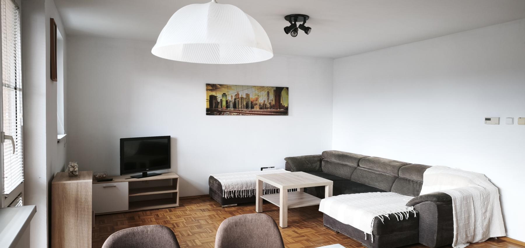 Ihneď voľný 3 izbový priestranný byt s veľkým balkónom, Veselá ulica, zariadený