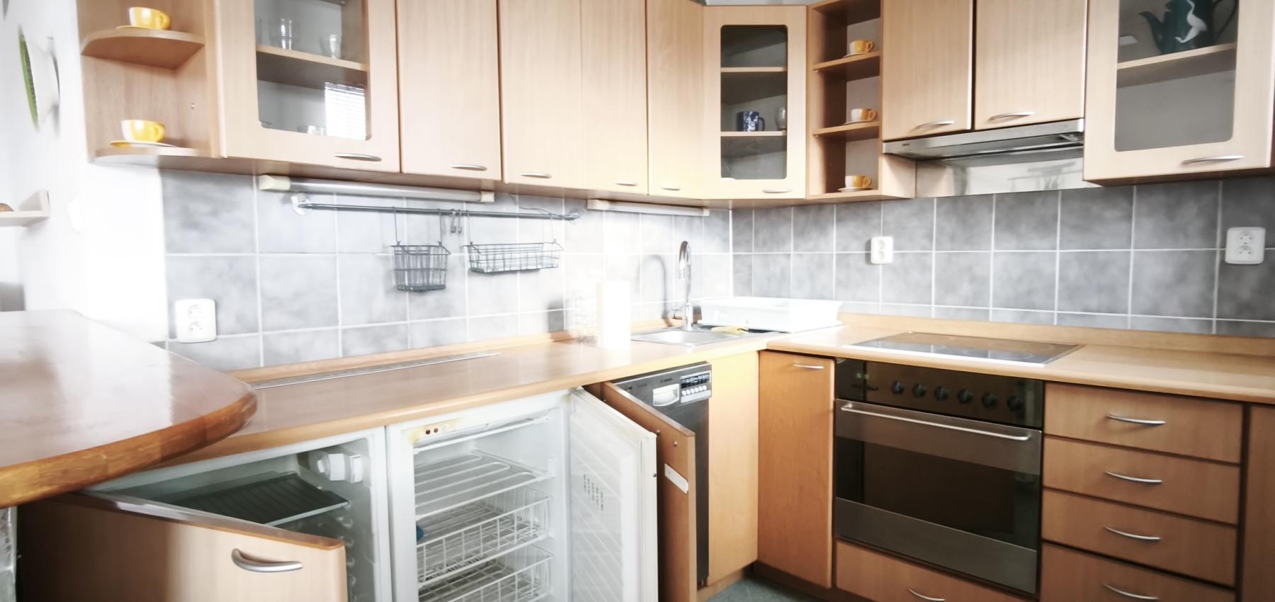 Ihneď voľný 3 izbový priestranný byt s veľkým balkónom, Veselá ulica, zariadený