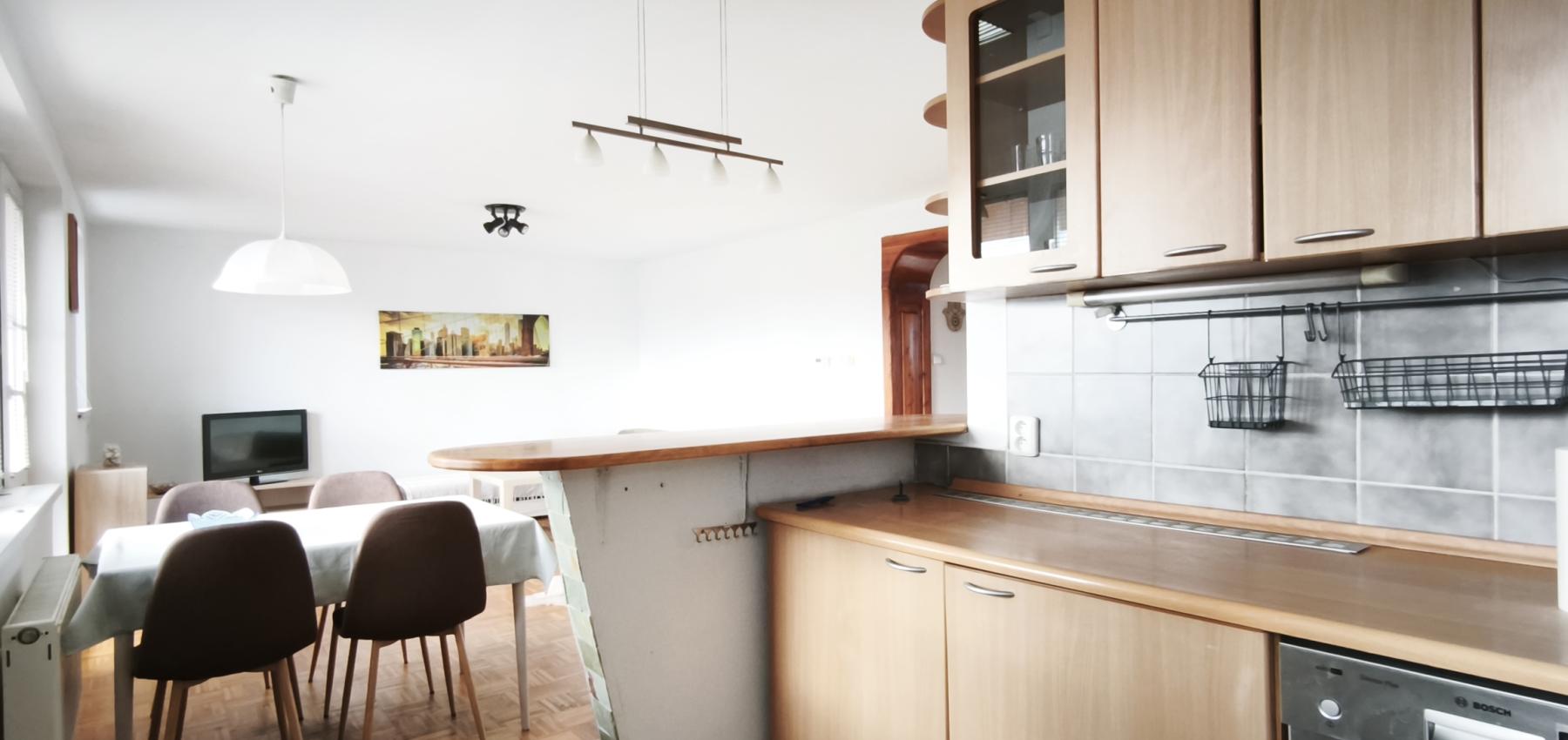 Ihneď voľný 3 izbový priestranný byt s veľkým balkónom, Veselá ulica, zariadený