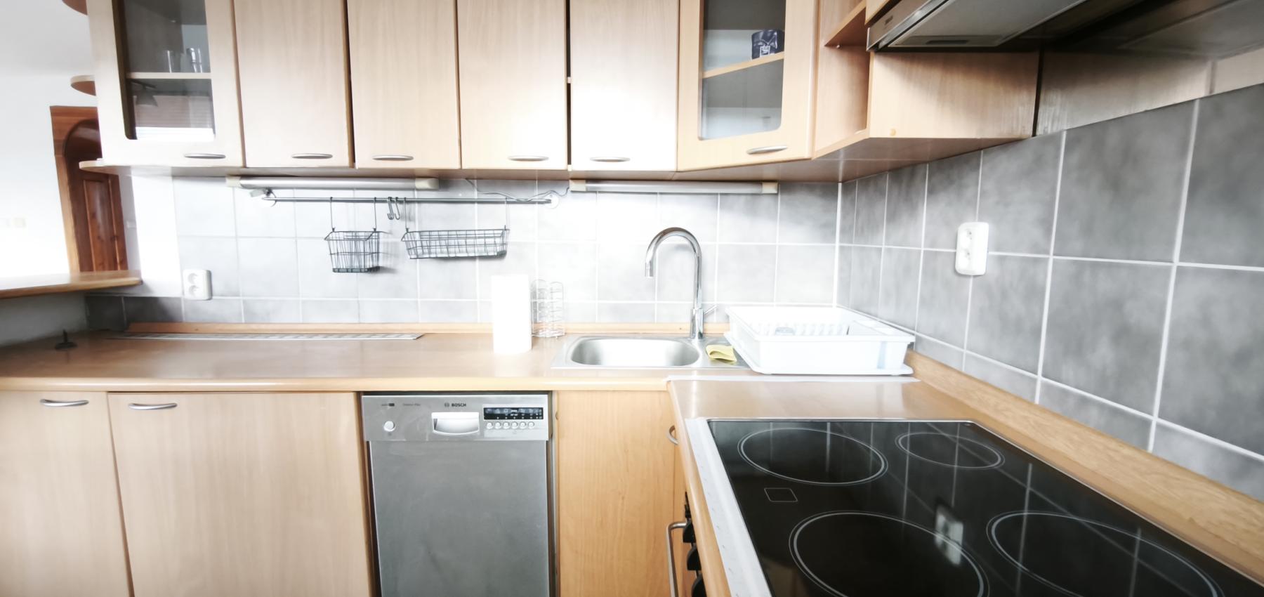 Ihneď voľný 3 izbový priestranný byt s veľkým balkónom, Veselá ulica, zariadený