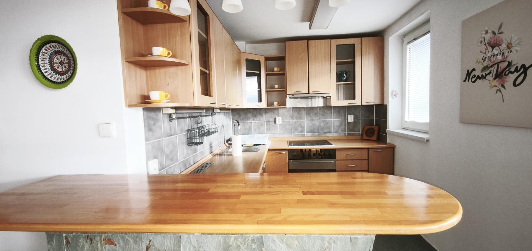 Ihneď voľný 3 izbový priestranný byt s veľkým balkónom, Veselá ulica, zariadený