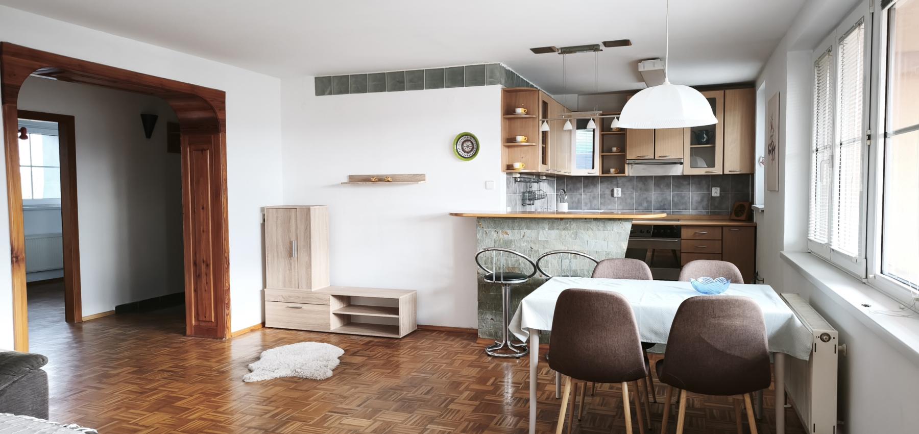 Ihneď voľný 3 izbový priestranný byt s veľkým balkónom, Veselá ulica, zariadený