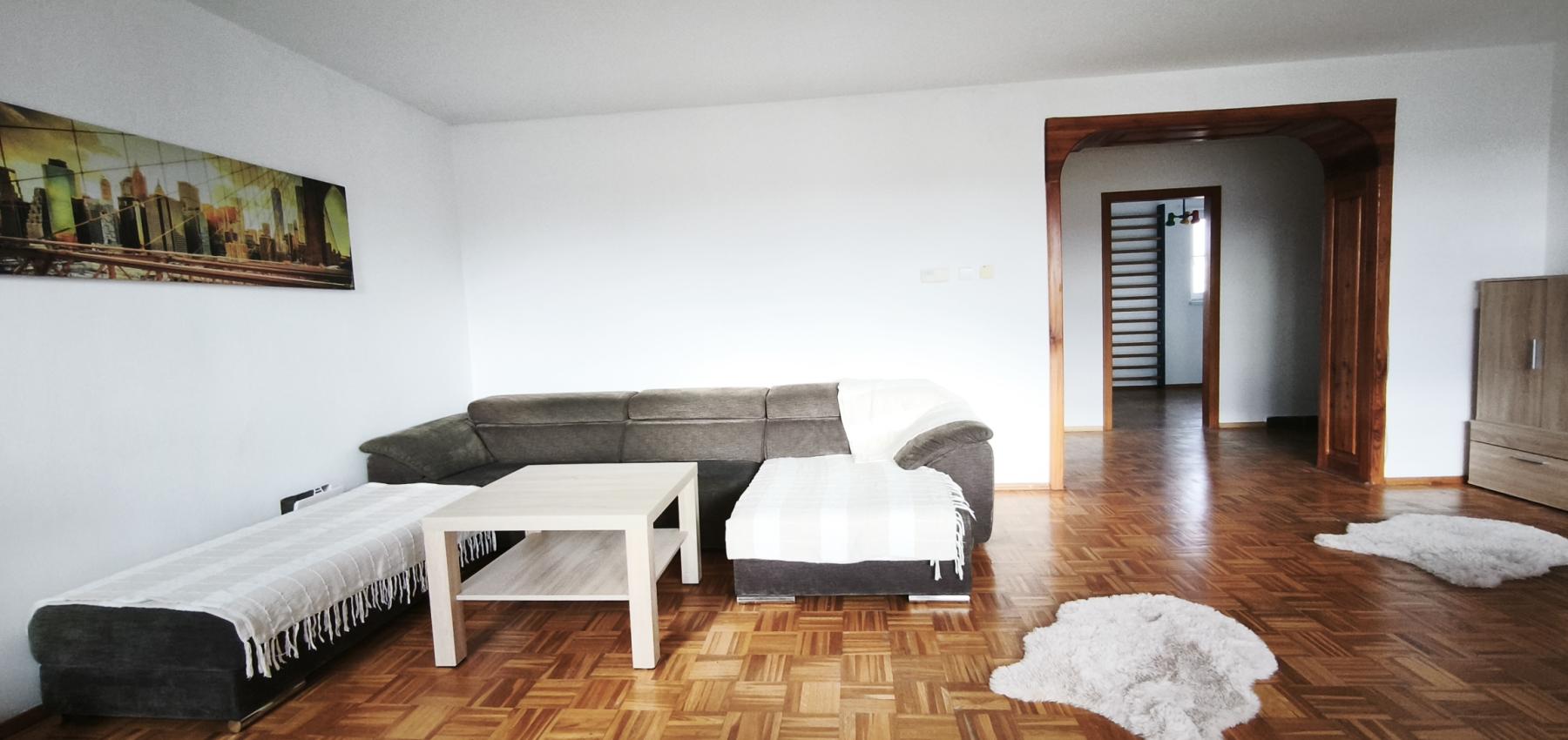 Ihneď voľný 3 izbový priestranný byt s veľkým balkónom, Veselá ulica, zariadený