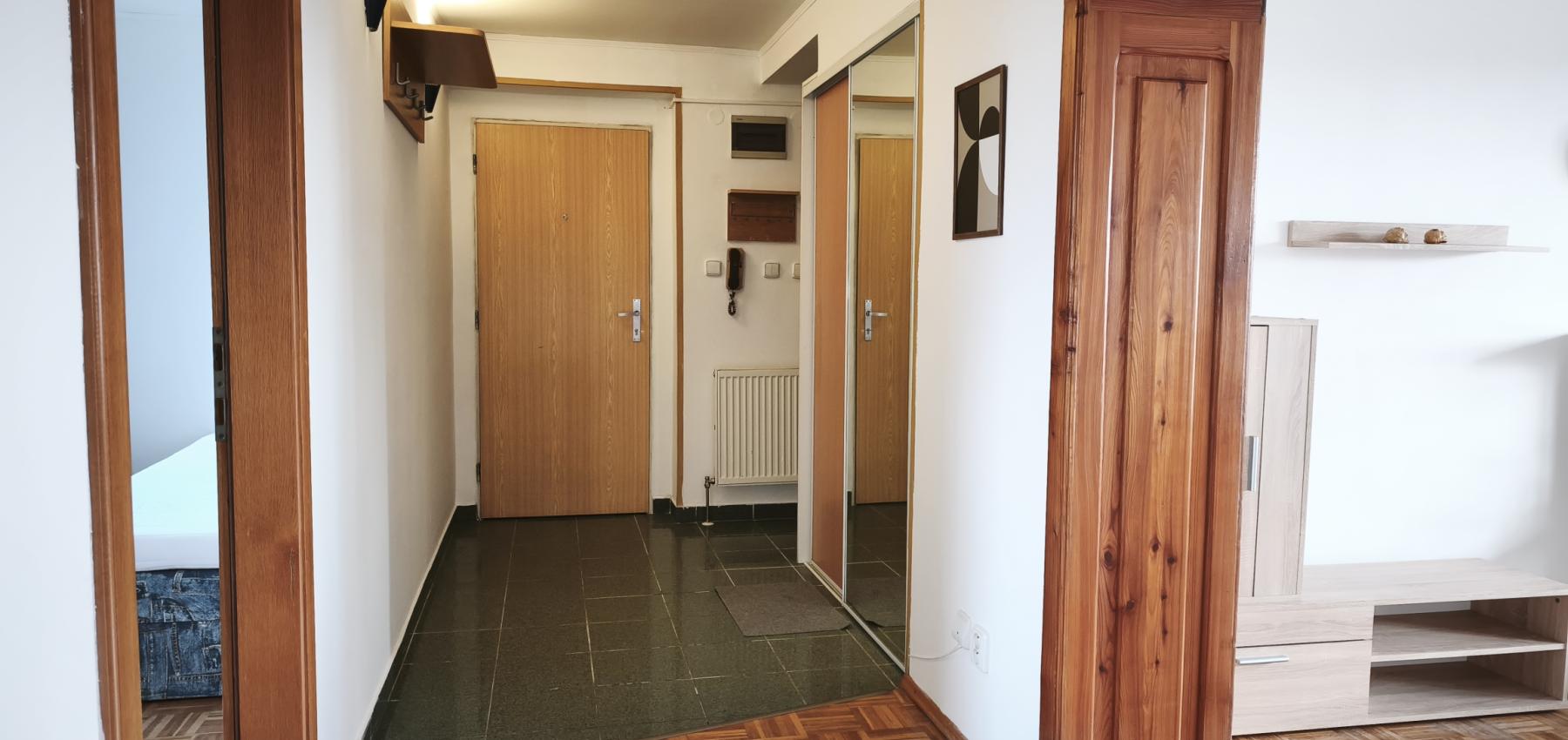 Ihneď voľný 3 izbový priestranný byt s veľkým balkónom, Veselá ulica, zariadený