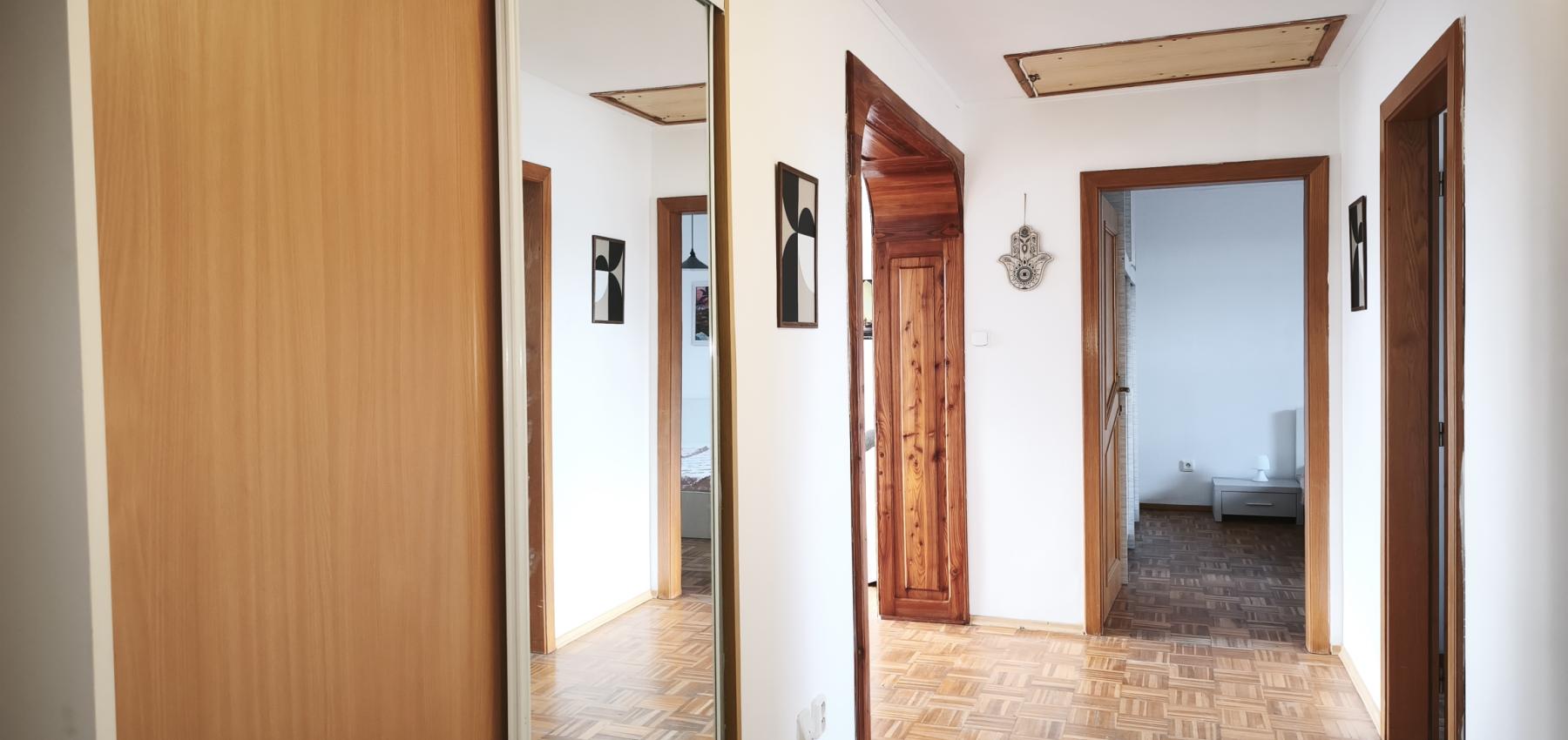 Ihneď voľný 3 izbový priestranný byt s veľkým balkónom, Veselá ulica, zariadený