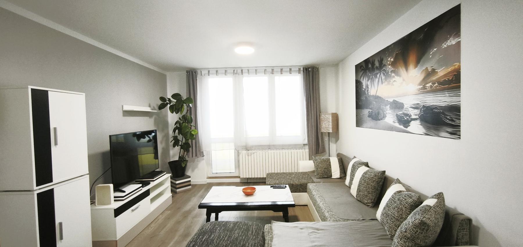 Voľný ihneď ... prenájom zrekonštruovaný 2 izbový byt s loggiou Československej armády, zariadený