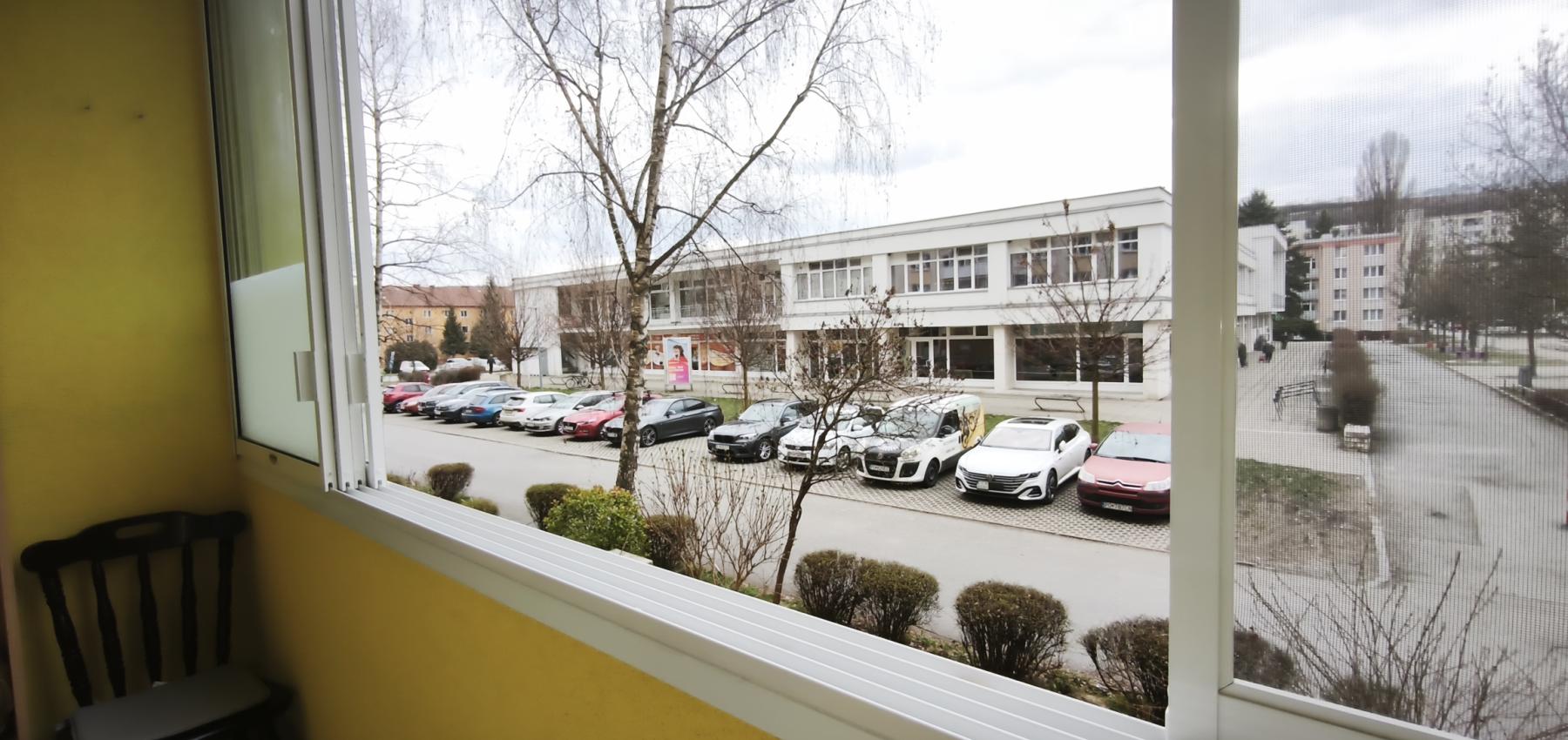 Voľný ihneď ... prenájom zrekonštruovaný 2 izbový byt s loggiou Československej armády, zariadený