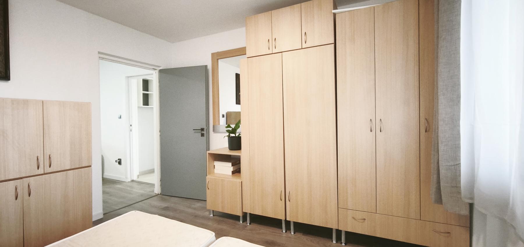 Voľný ihneď ... prenájom zrekonštruovaný 2 izbový byt s loggiou Československej armády, zariadený