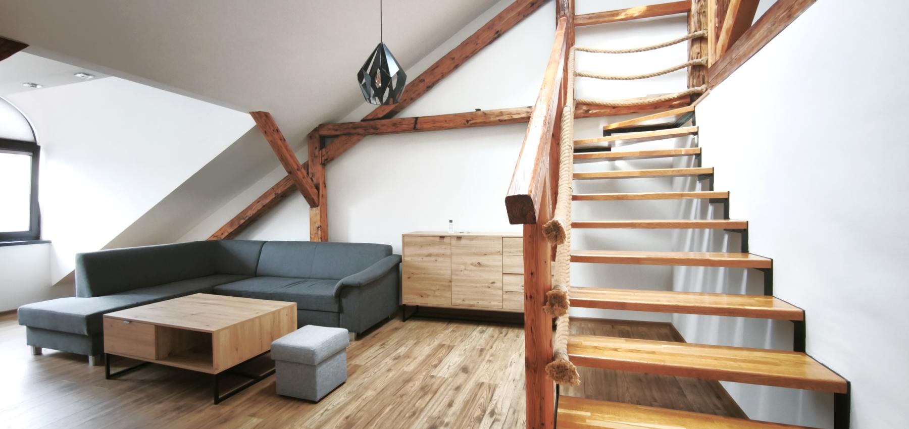 Atypický viacúrovňový mezonet v centre mesta pre 4-6 ľudí, Slovenská ulica, s parkovaním