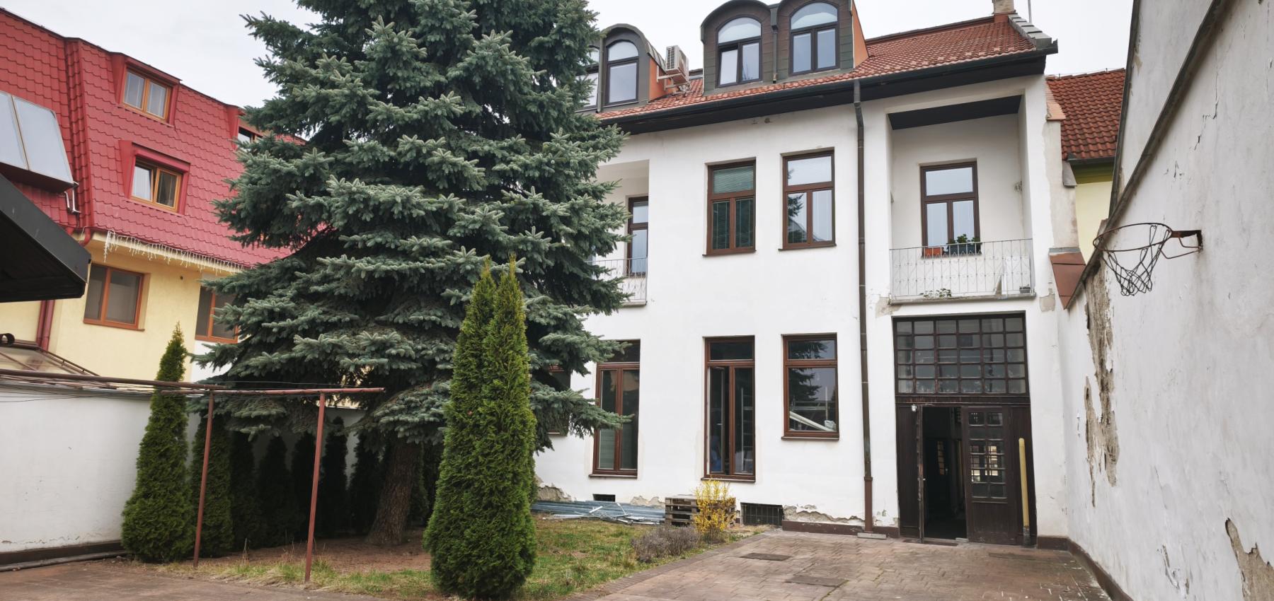 Atypický viacúrovňový mezonet v centre mesta pre 4-6 ľudí, Slovenská ulica, s parkovaním