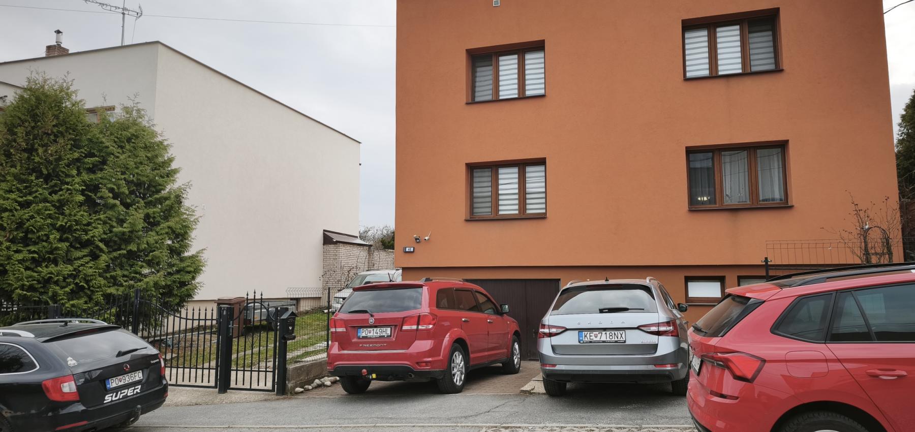 Dvojgeneračný dom Rúrky po rekonštrukcii, s krásnou záhradou, pri zastávke MHD, možnosť 2 samostatných bytov