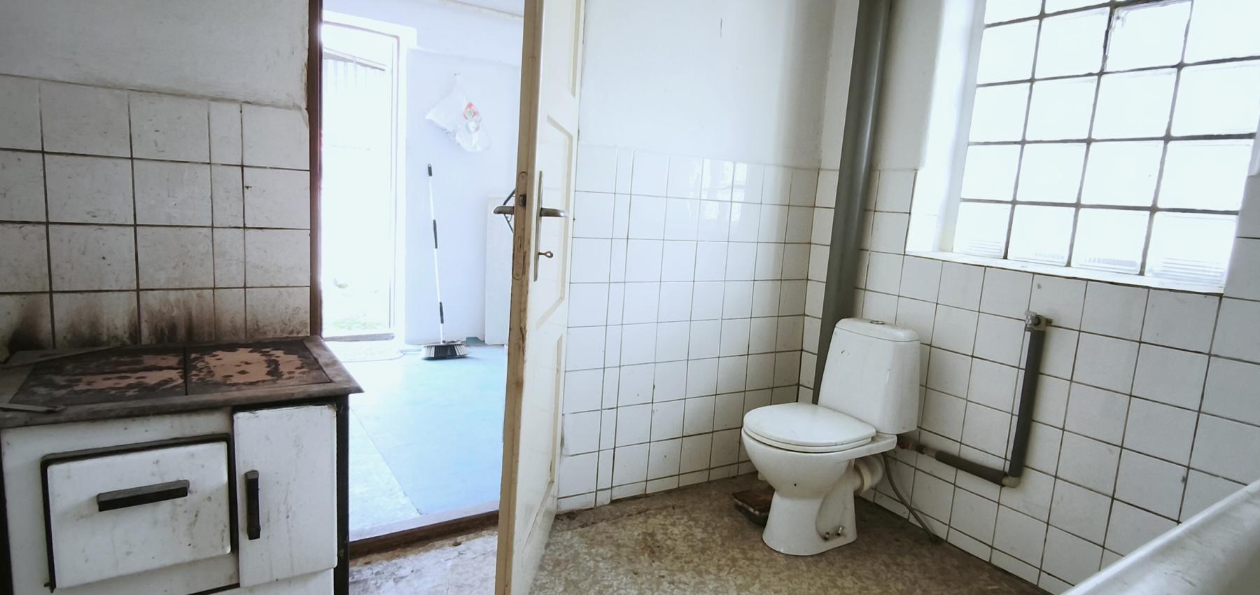 Dvojgeneračný 6 izbový dom s možnosťou rozdelenia na dva samostatné byty, 13 km od PO, v obci Lada