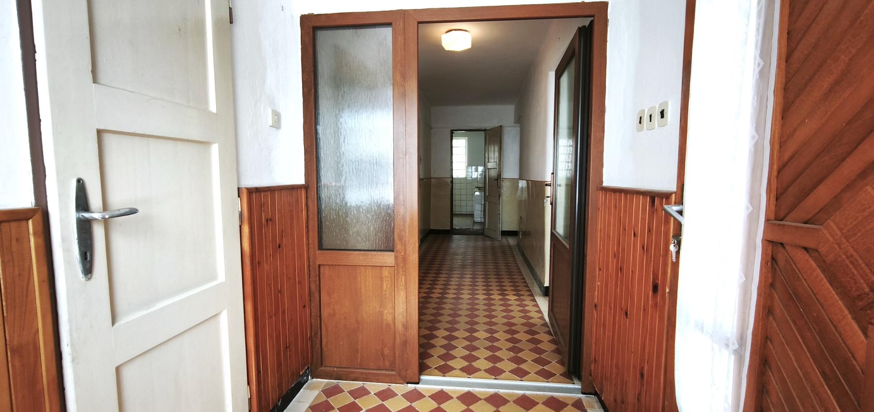 Dvojgeneračný 6 izbový dom s možnosťou rozdelenia na dva samostatné byty, 13 km od PO, v obci Lada