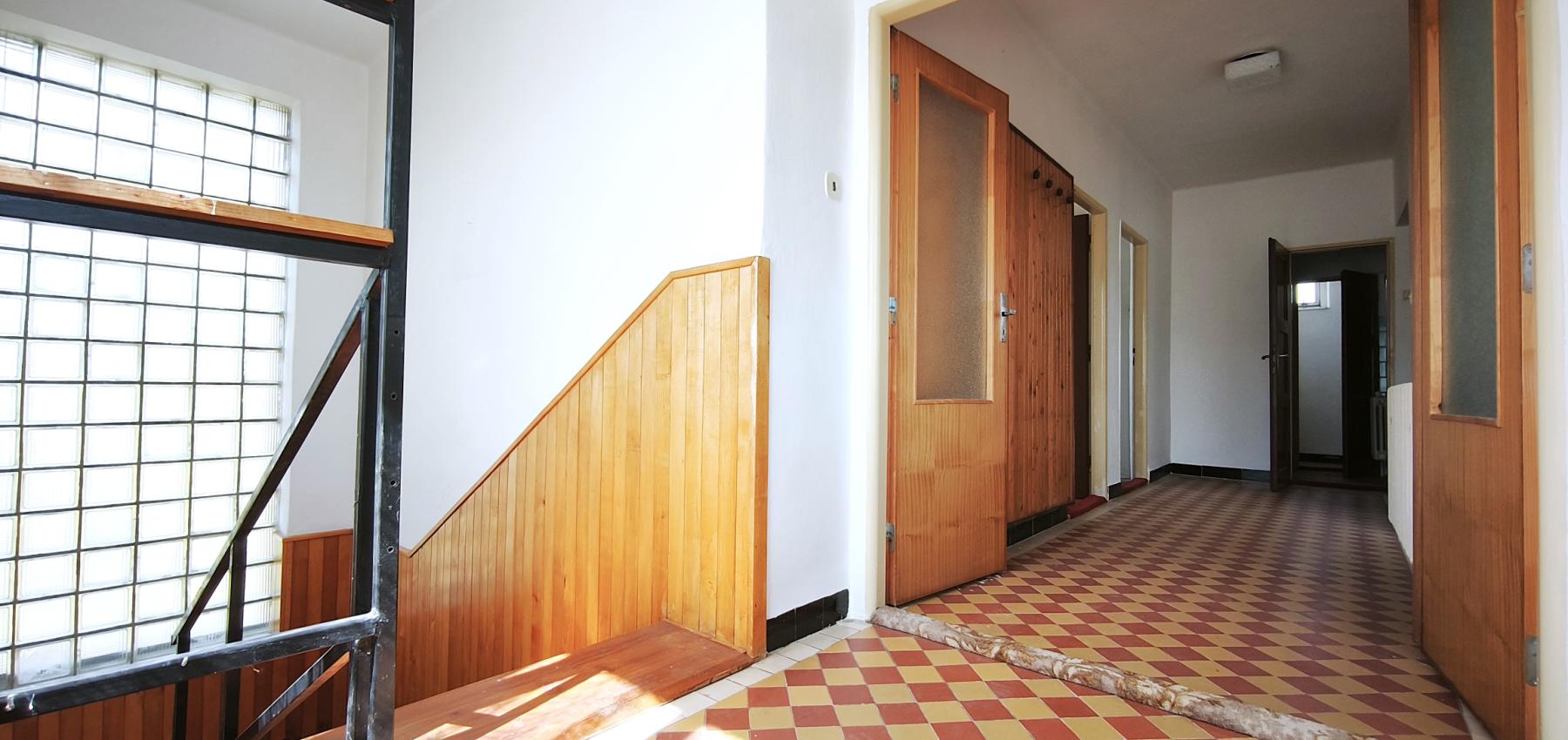 Dvojgeneračný 6 izbový dom s možnosťou rozdelenia na dva samostatné byty, 13 km od PO, v obci Lada
