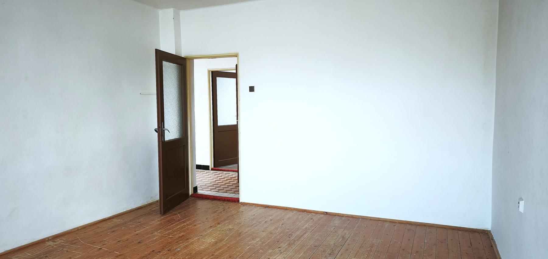 Dvojgeneračný 6 izbový dom s možnosťou rozdelenia na dva samostatné byty, 13 km od PO, v obci Lada