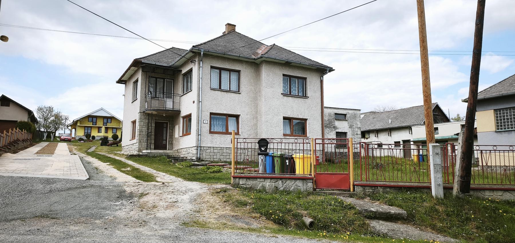 Dvojgeneračný 6 izbový dom s možnosťou rozdelenia na dva samostatné byty, 13 km od PO, v obci Lada
